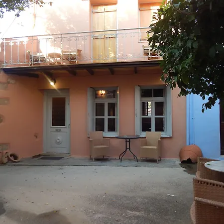 Kastelisuites Aparthotel 4*