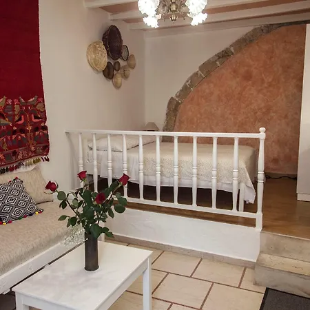 Kastelisuites Aparthotel 2*