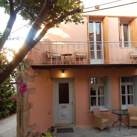 Kastelisuites Aparthotel 4*