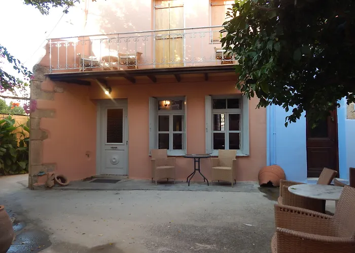 Kastelisuites Aparthotel 4*